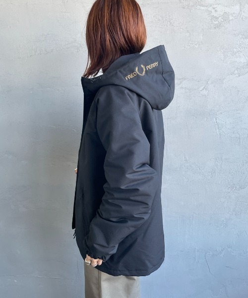 FRED PERRY/フレッドペリー] 別注 パデッド フード刺繍シェル