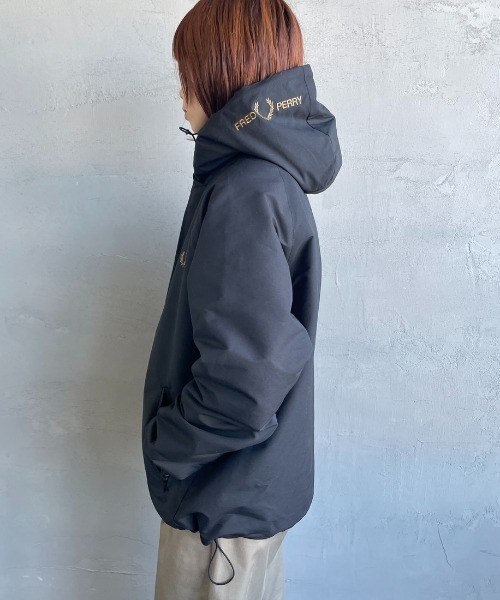 FRED PERRY/フレッドペリー] 別注 パデッド フード刺繍シェル