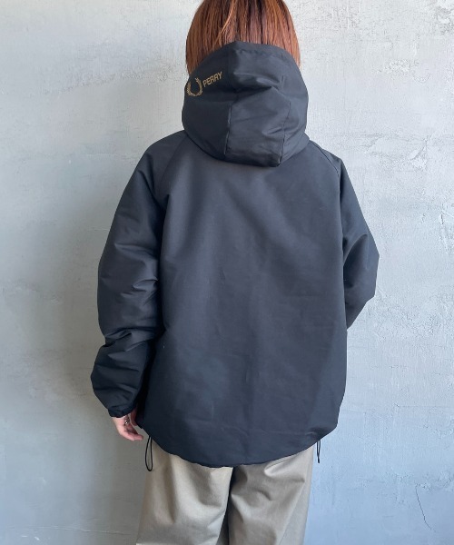 FRED PERRY/フレッドペリー] 別注 パデッド フード刺繍シェル