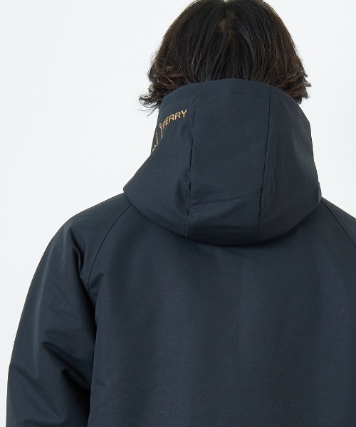 FRED PERRY/フレッドペリー] 別注 パデッド フード刺繍シェル