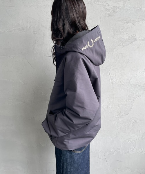 FRED PERRY/フレッドペリー] 別注 パデッド フード刺繍シェル