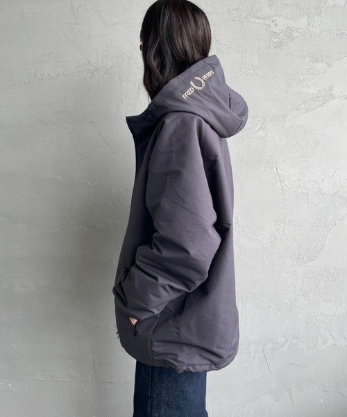 FRED PERRY（フレッドペリー）の「[FRED PERRY/フレッドペリー] 別注 パデッド フード刺繍シェルジャケット【追加】（ブルゾン・レディース・ダークグレー/ブラック・S/M/L/XL）」の3枚目の写真