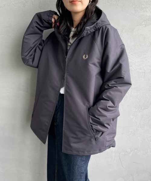 FRED PERRY（フレッドペリー）の「[FRED PERRY/フレッドペリー] 別注 パデッド フード刺繍シェルジャケット【追加】（ブルゾン・レディース・ダークグレー/ブラック・S/M/L/XL）」の5枚目の写真