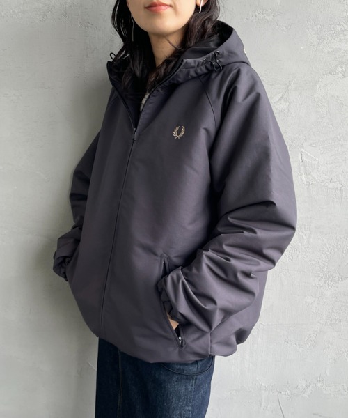 FRED PERRY（フレッドペリー）の「[FRED PERRY/フレッドペリー] 別注 パデッド フード刺繍シェルジャケット【追加】（ブルゾン・レディース・ダークグレー/ブラック・S/M/L/XL）」の6枚目の写真