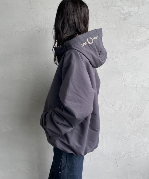 FRED PERRY（フレッドペリー）の「[FRED PERRY/フレッドペリー] 別注 パデッド フード刺繍シェルジャケット【追加】（ブルゾン・レディース・ダークグレー/ブラック・S/M/L/XL）」の7枚目の写真