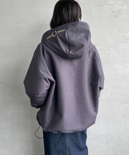 FRED PERRY（フレッドペリー）の「[FRED PERRY/フレッドペリー] 別注 パデッド フード刺繍シェルジャケット【追加】（ブルゾン・レディース・ダークグレー/ブラック・S/M/L/XL）」の8枚目の写真