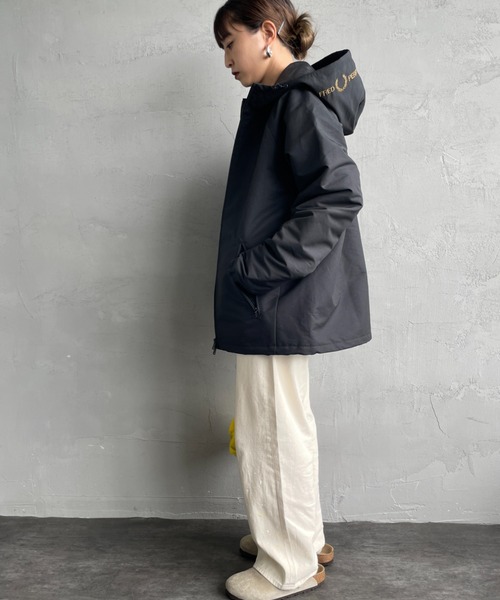 FRED PERRY（フレッドペリー）の「[FRED PERRY/フレッドペリー] 別注 パデッド フード刺繍シェルジャケット【追加】（ブルゾン・レディース・ダークグレー/ブラック・S/M/L/XL）」の19枚目の写真