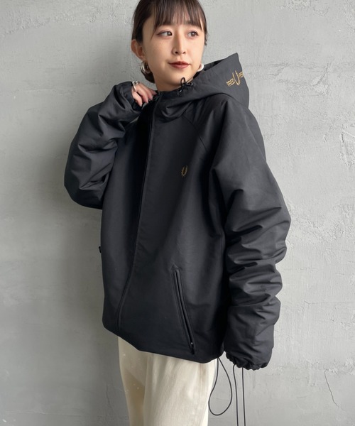 FRED PERRY（フレッドペリー）の「[FRED PERRY/フレッドペリー] 別注 パデッド フード刺繍シェルジャケット【追加】（ブルゾン・レディース・ダークグレー/ブラック・S/M/L/XL）」の21枚目の写真