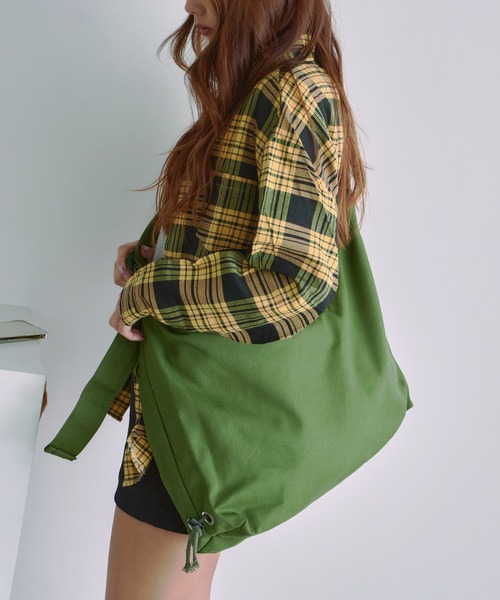 BLANK　（ブランク）の「Color duffel bag / カラーダッフルバッグ（ショルダーバッグ・レディース・カーキ・FREE）」の3枚目の写真