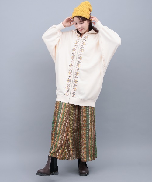 チチカカ(チチカカ)の「ミルパ刺繍ドルマンジップパーカー(パーカー・レディース・レッド/オフホワイト/チャコールグレー・FREE)」の4枚目の写真