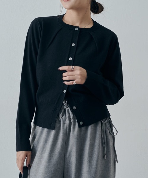 Lui's(ルイス)の「襟タックデザインウール混カーディガン(カーディガン/ボレロ・レディース・レッド/ブラック/グレー・FREE)」の4枚目の写真