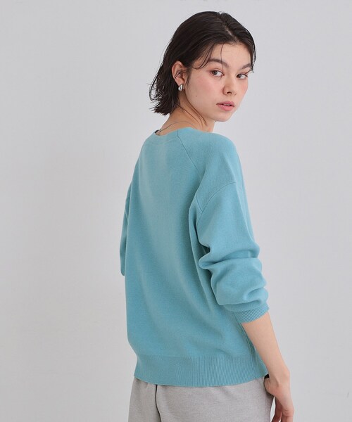 THE SHOP TK （ザ ショップ ティーケー ）の「【すっきりシルエットが叶う】大人のためのVネックニット/毛玉になりにくい/静電気防止/洗濯機OK（ニット/セーター・レディース・ボルドー/ライトグレー/ライトブルー/ブラック/アイボリー・13/12/14）」の14枚目の写真