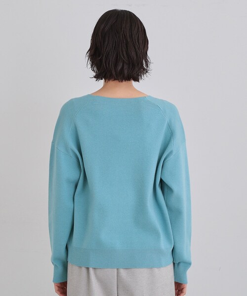 THE SHOP TK （ザ ショップ ティーケー ）の「【すっきりシルエットが叶う】大人のためのVネックニット/毛玉になりにくい/静電気防止/洗濯機OK（ニット/セーター・レディース・ボルドー/ライトグレー/ライトブルー/ブラック/アイボリー・13/12/14）」の9枚目の写真