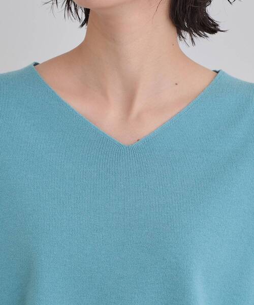 THE SHOP TK （ザ ショップ ティーケー ）の「【すっきりシルエットが叶う】大人のためのVネックニット/毛玉になりにくい/静電気防止/洗濯機OK（ニット/セーター・レディース・ボルドー/ライトグレー/ライトブルー/ブラック/アイボリー・13/12/14）」の8枚目の写真