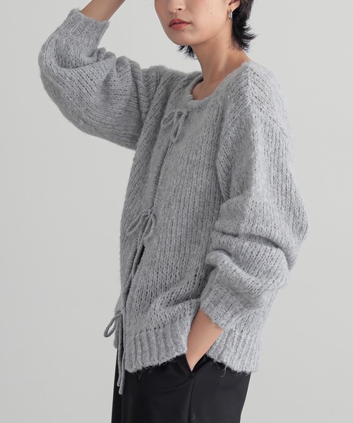 for/c(フォーシー)の「前後2WAモヘアライクYリボンニット【サスティナブル】(ニット/セーター・レディース・オフホワイト/グレー・M/L)」の9枚目の写真
