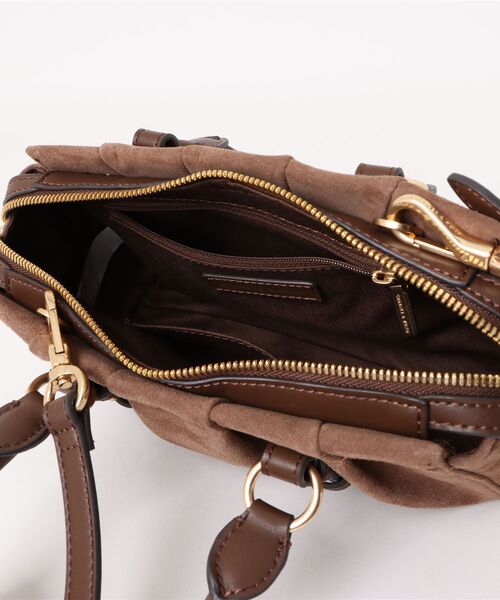 CHARLES & KEITH（チャールズ & キース）の「Britton ブリットン リサイクルスエードルーシュドトップハンドルトートバッグ（トートバッグ・レディース・モカ・S）」の3枚目の写真