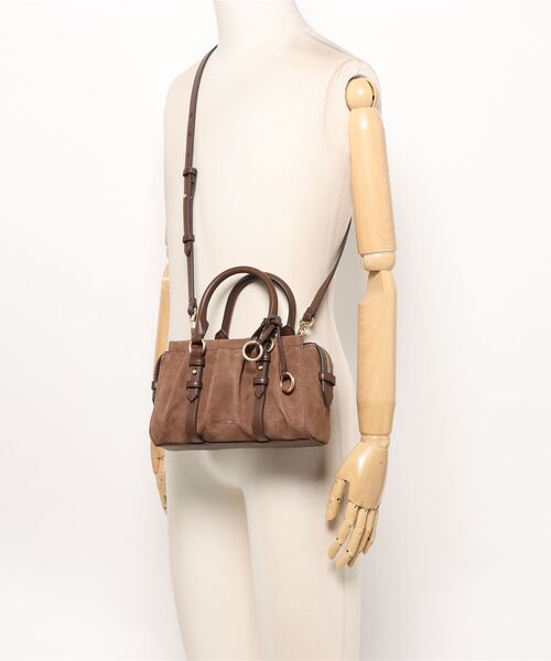 CHARLES & KEITH（チャールズ & キース）の「Britton ブリットン リサイクルスエードルーシュドトップハンドルトートバッグ（トートバッグ・レディース・モカ・S）」の4枚目の写真