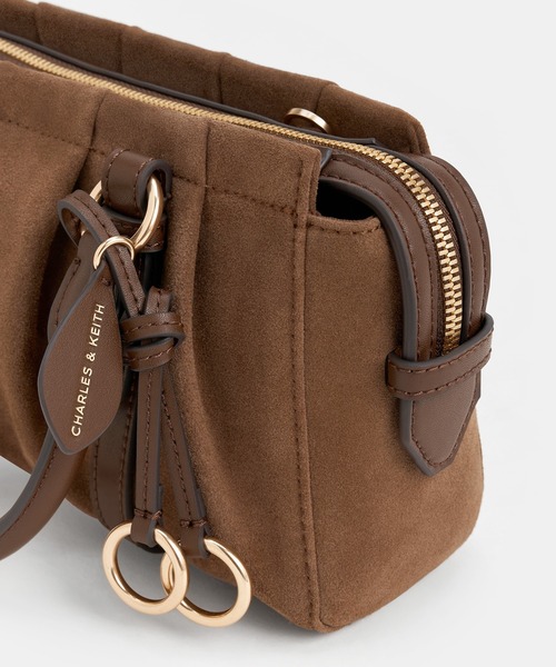 CHARLES & KEITH（チャールズ & キース）の「Britton ブリットン リサイクルスエードルーシュドトップハンドルトートバッグ（トートバッグ・レディース・モカ・S）」の7枚目の写真