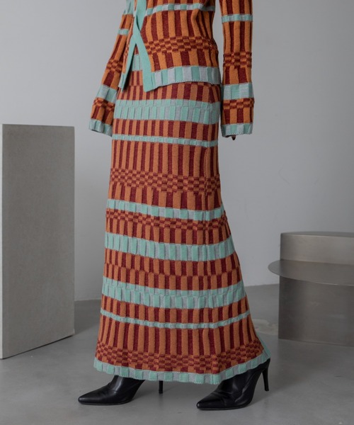 VACANCY（ヴァカンシー）の「幾何学ブロック柄ロングニットスカート（スカート・レディース・オレンジ/ブルー・FREE）」の2枚目の写真