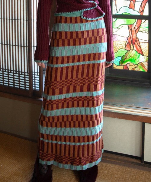 VACANCY（ヴァカンシー）の「幾何学ブロック柄ロングニットスカート（スカート・レディース・オレンジ/ブルー・FREE）」の16枚目の写真