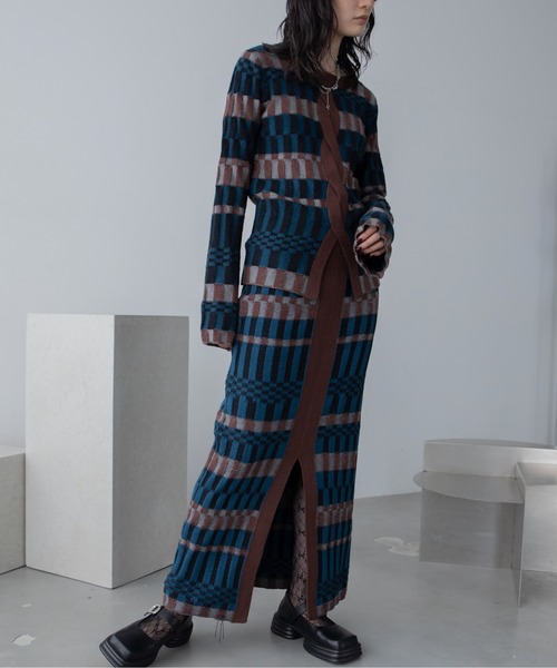 VACANCY（ヴァカンシー）の「幾何学ブロック柄ロングニットスカート（スカート・レディース・オレンジ/ブルー・FREE）」の8枚目の写真