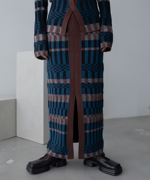 VACANCY（ヴァカンシー）の「幾何学ブロック柄ロングニットスカート（スカート・レディース・オレンジ/ブルー・FREE）」の12枚目の写真