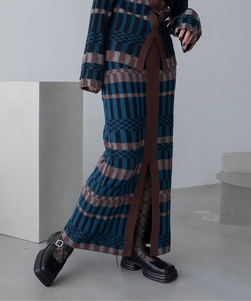 VACANCY（ヴァカンシー）の「幾何学ブロック柄ロングニットスカート（スカート・レディース・オレンジ/ブルー・FREE）」の11枚目の写真