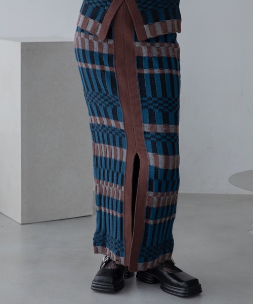 VACANCY（ヴァカンシー）の「幾何学ブロック柄ロングニットスカート（スカート・レディース・オレンジ/ブルー・FREE）」の10枚目の写真