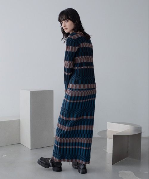 VACANCY（ヴァカンシー）の「幾何学ブロック柄ロングニットスカート（スカート・レディース・オレンジ/ブルー・FREE）」の5枚目の写真