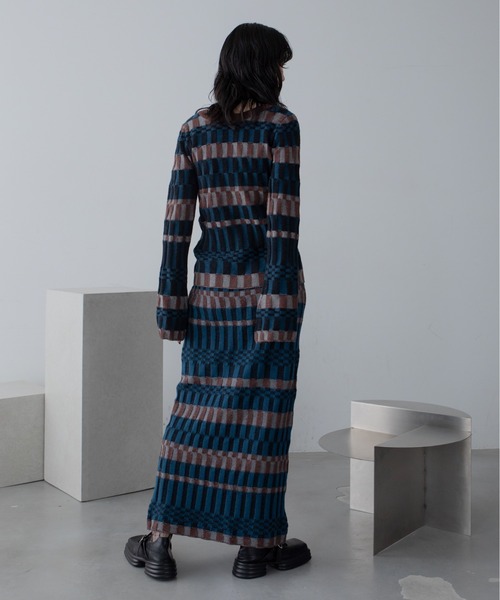 VACANCY（ヴァカンシー）の「幾何学ブロック柄ロングニットスカート（スカート・レディース・オレンジ/ブルー・FREE）」の4枚目の写真