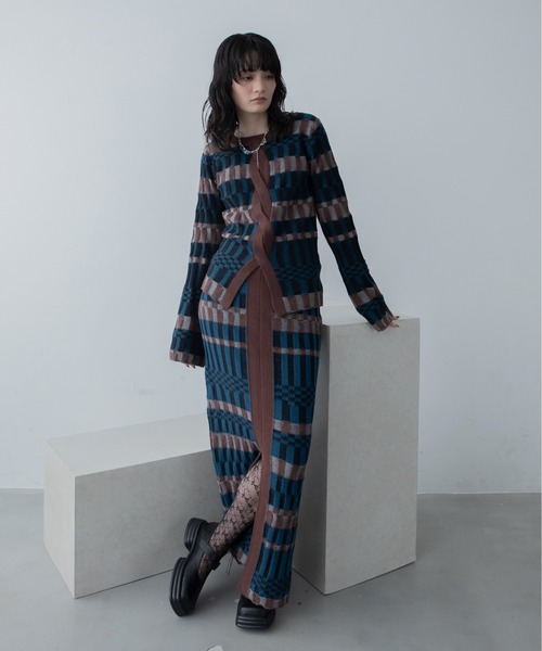 VACANCY（ヴァカンシー）の「幾何学ブロック柄ロングニットスカート（スカート・レディース・オレンジ/ブルー・FREE）」の3枚目の写真