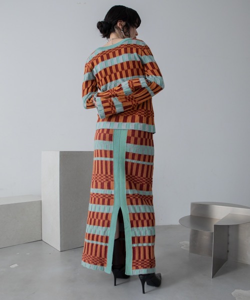 VACANCY（ヴァカンシー）の「幾何学ブロック柄ロングニットスカート（スカート・レディース・オレンジ/ブルー・FREE）」の17枚目の写真