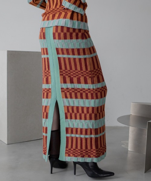 VACANCY（ヴァカンシー）の「幾何学ブロック柄ロングニットスカート（スカート・レディース・オレンジ/ブルー・FREE）」の22枚目の写真