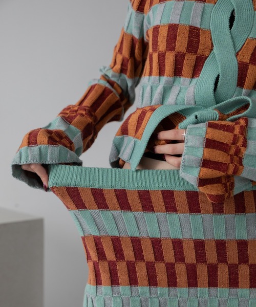 VACANCY（ヴァカンシー）の「幾何学ブロック柄ロングニットスカート（スカート・レディース・オレンジ/ブルー・FREE）」の20枚目の写真