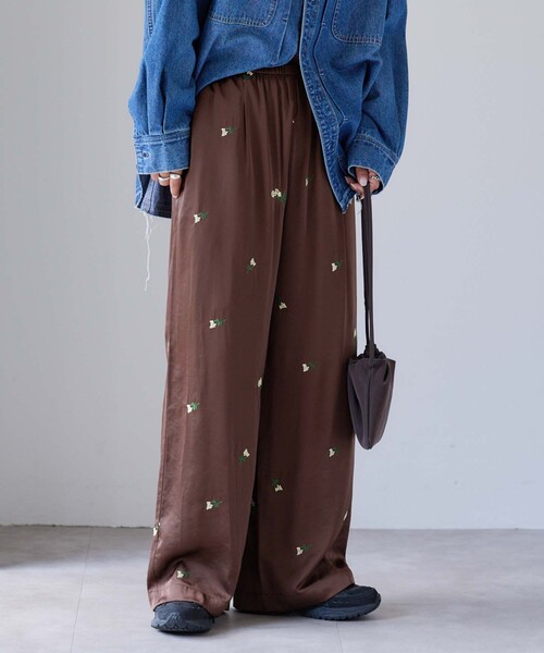 OUTDOOR PRODUCTS（アウトドアプロダクツ）の「フラワーエンブロイダリーサテンイージーパンツ（スラックス・レディース・ブラウン/ネイビー・38/36）」の2枚目の写真