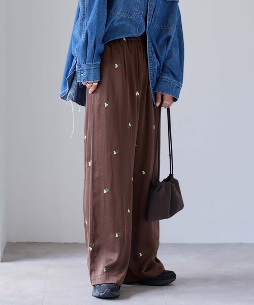 OUTDOOR PRODUCTS（アウトドアプロダクツ）の「フラワーエンブロイダリーサテンイージーパンツ（スラックス・レディース・ブラウン/ネイビー・38/36）」の3枚目の写真