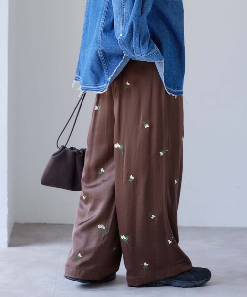OUTDOOR PRODUCTS（アウトドアプロダクツ）の「フラワーエンブロイダリーサテンイージーパンツ（スラックス・レディース・ブラウン/ネイビー・38/36）」の4枚目の写真