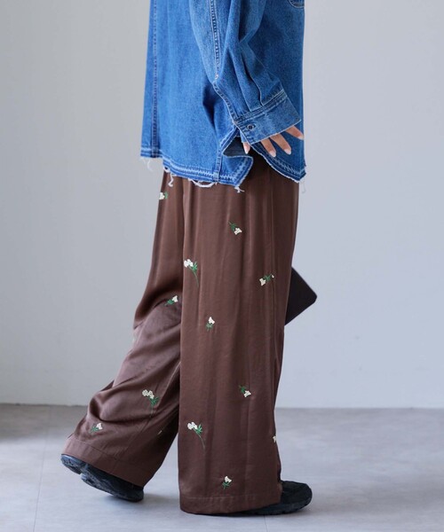 OUTDOOR PRODUCTS（アウトドアプロダクツ）の「フラワーエンブロイダリーサテンイージーパンツ（スラックス・レディース・ブラウン/ネイビー・38/36）」の5枚目の写真