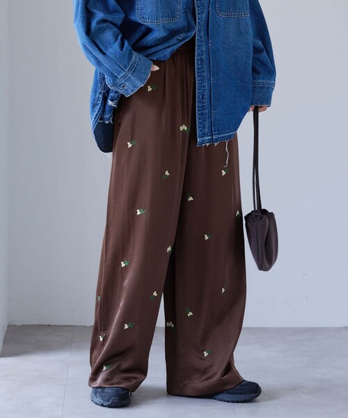 OUTDOOR PRODUCTS（アウトドアプロダクツ）の「フラワーエンブロイダリーサテンイージーパンツ（スラックス・レディース・ブラウン/ネイビー・38/36）」の6枚目の写真