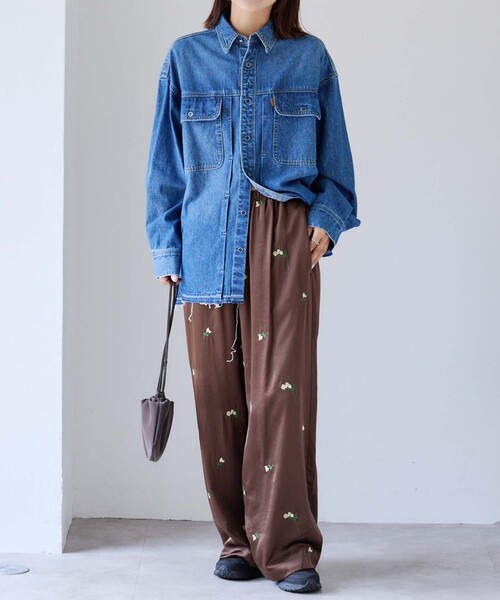 OUTDOOR PRODUCTS（アウトドアプロダクツ）の「フラワーエンブロイダリーサテンイージーパンツ（スラックス・レディース・ブラウン/ネイビー・38/36）」の8枚目の写真