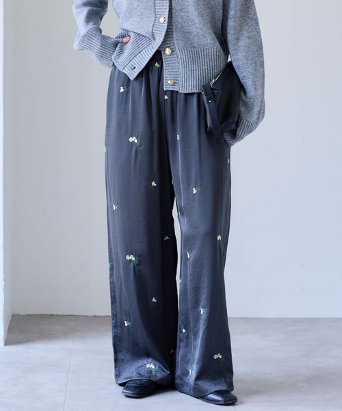 OUTDOOR PRODUCTS（アウトドアプロダクツ）の「フラワーエンブロイダリーサテンイージーパンツ（スラックス・レディース・ブラウン/ネイビー・38/36）」の11枚目の写真