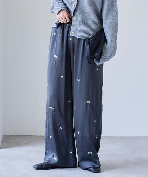 OUTDOOR PRODUCTS（アウトドアプロダクツ）の「フラワーエンブロイダリーサテンイージーパンツ（スラックス・レディース・ブラウン/ネイビー・38/36）」の12枚目の写真