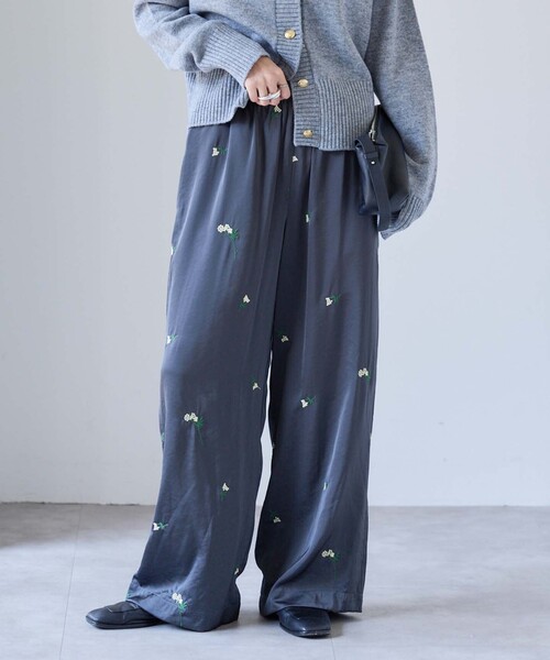 OUTDOOR PRODUCTS（アウトドアプロダクツ）の「フラワーエンブロイダリーサテンイージーパンツ（スラックス・レディース・ブラウン/ネイビー・38/36）」の13枚目の写真
