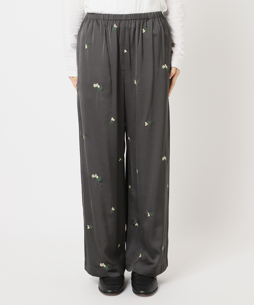 OUTDOOR PRODUCTS（アウトドアプロダクツ）の「フラワーエンブロイダリーサテンイージーパンツ（スラックス・レディース・ブラウン/ネイビー・38/36）」の19枚目の写真