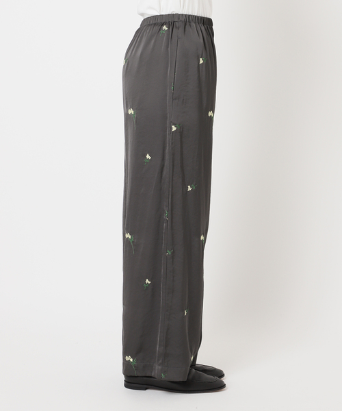 OUTDOOR PRODUCTS（アウトドアプロダクツ）の「フラワーエンブロイダリーサテンイージーパンツ（スラックス・レディース・ブラウン/ネイビー・38/36）」の22枚目の写真