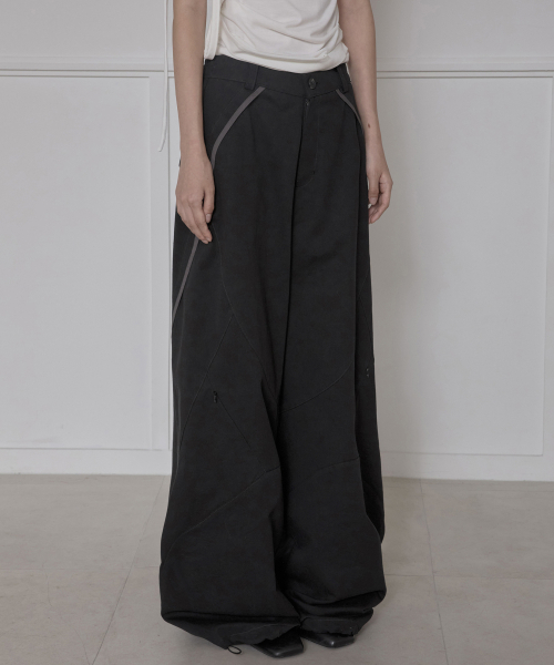 FLAREUP(フレアアップ)の「Asymmetrical Wide Pants (FL-253_Black)(その他パンツ・レディース・ブラック・SMALL/MEDIUM)」の5枚目の写真
