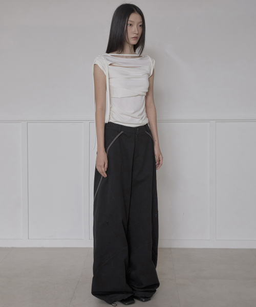 FLAREUP(フレアアップ)の「Asymmetrical Wide Pants (FL-253_Black)(その他パンツ・レディース・ブラック・SMALL/MEDIUM)」の6枚目の写真