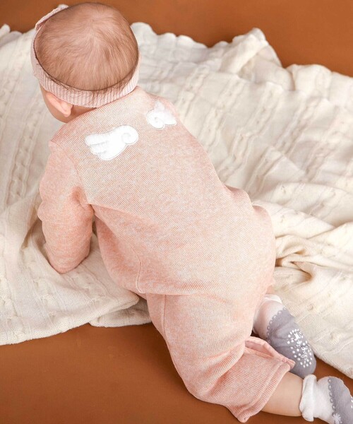 SLAP SLIP BABY(スラップスリップベビー)の「くるりん天使の翼刺しゅうつきカバーオールベビー(60~80cm)(ロンパース・キッズ・ピンク/オフホワイト・70cm/60cm/80cm)」の2枚目の写真