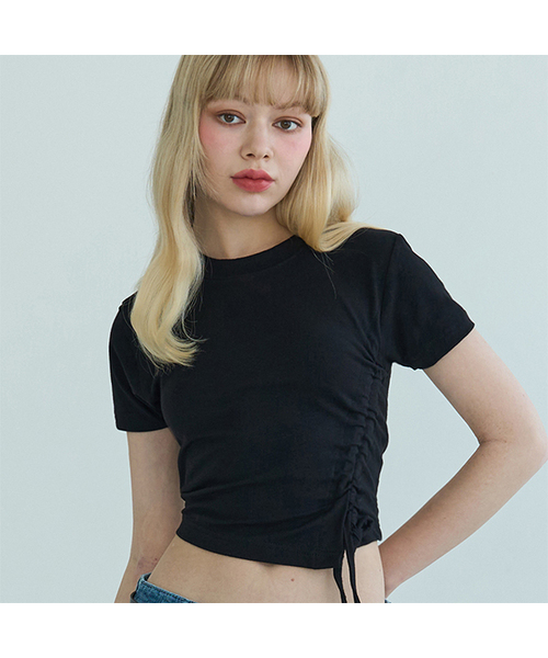 5OML(オーオーエムエル)の「シャーリングリボンクロップトップ(ブラック)(Tシャツ/カットソー・レディース・ブラック・LARGE/MEDIUM)」の1枚目の写真