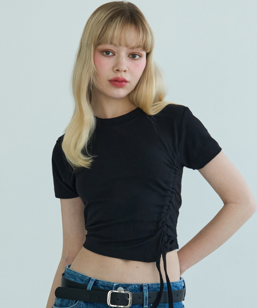 5OML(オーオーエムエル)の「シャーリングリボンクロップトップ(ブラック)(Tシャツ/カットソー・レディース・ブラック・LARGE/MEDIUM)」の2枚目の写真